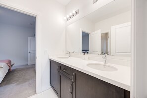 Bruser, hårtørrer, håndklæder, Sæbe