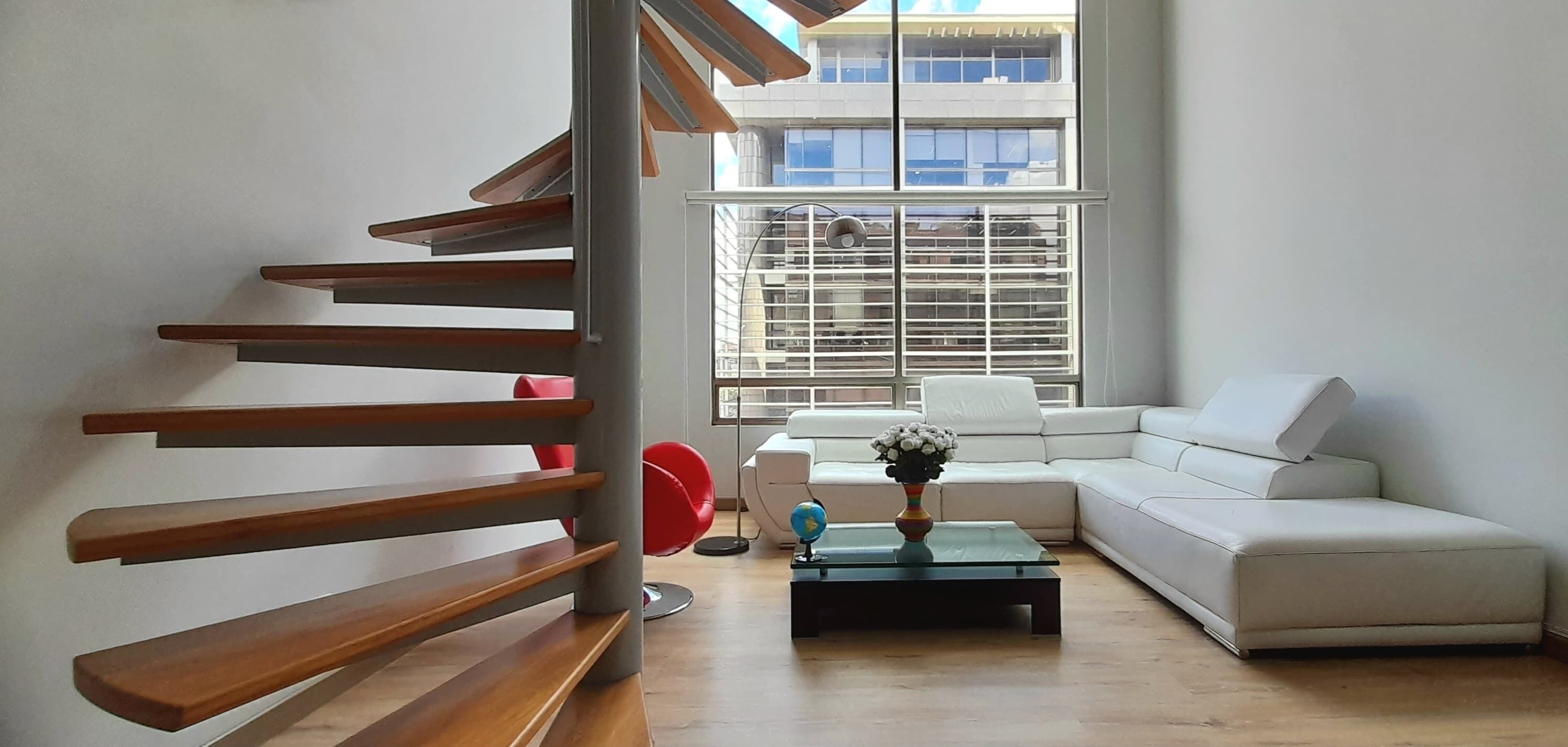 Smart TV, ping pong, books, stereo