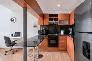 Kühlschrank, Mikrowelle, Ofen, Herdplatte