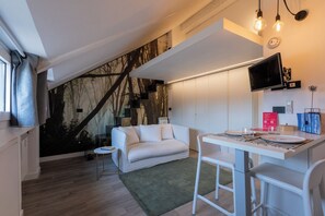 Studio – city | Oppholdsområde | En 35-tommers TV med digitale kanaler
