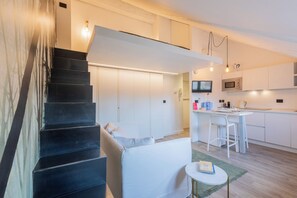 City Studio | Living area | 35-inch TV with digital channels - La Mansarda in Bianco by Wonderful Italy (Turin)
