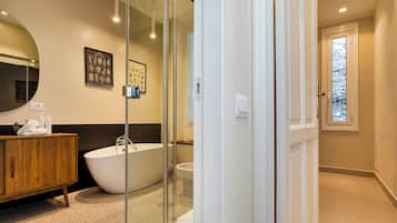 Appartement | Salle de bain | Baignoire et douche séparées, sèche-cheveux, bidet, serviettes fournies