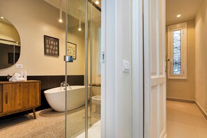 Bañera y ducha independientes, secador de pelo, bidet, toallas
