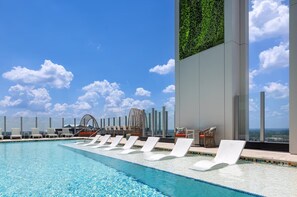 Outdoor pool - Downtown Atlanta Studio Unit! (Atlanta)