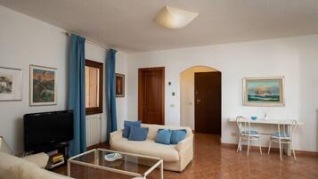 Appartamento, vista città | Area soggiorno | TV 32 pollici con canali digitali