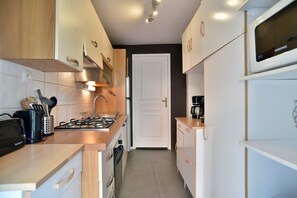 Fridge, microwave, oven, coffee/tea maker - Gîte ker mamie - Maison 1km plage, Saint-Lunaire (Saint-Lunaire)