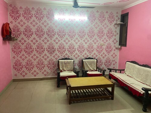 Cozy 2-bedroom apartment with WiFi, AC in fantastic New Delhi