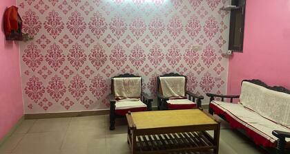 Cozy 2-bedroom apartment with WiFi, AC in fantastic New Delhi