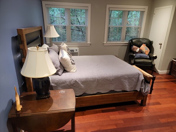 1 غرفة نوم ومكتب ومكواة/لوح كي وسرير سفر