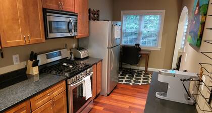 Stylish, Serene Shirlington Retreat - Close to DC, Ideal for Business or Leisure