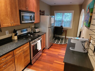 Stylish, Serene Shirlington Retreat - Close to DC, Ideal for Business or Leisure