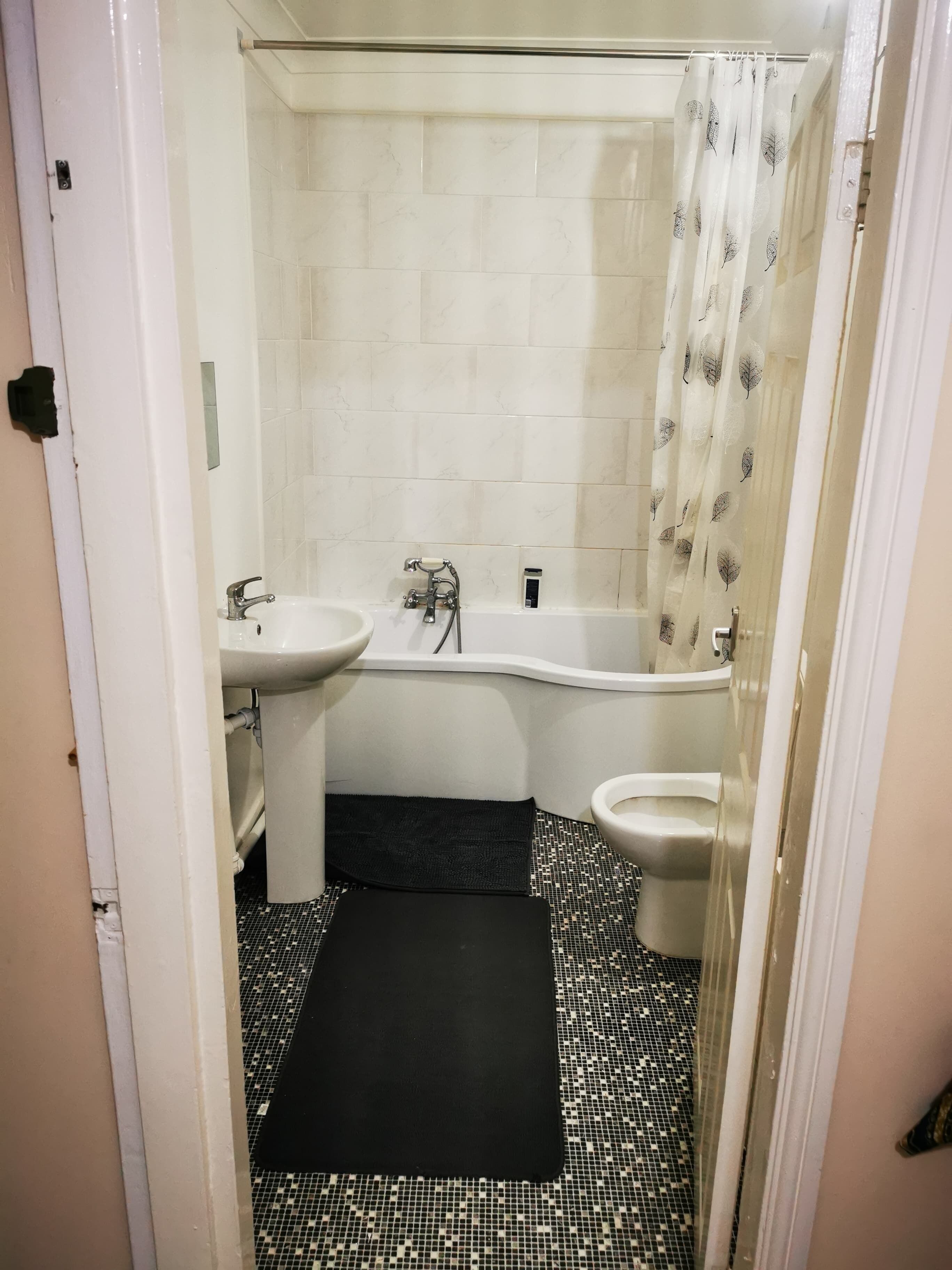 拖鞋、毛巾、肥皂、衛生紙