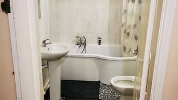 Dép đi trong nhà, khăn tắm, xà phòng, giấy vệ sinh