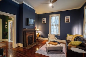 Smart-TV, peis og bøker