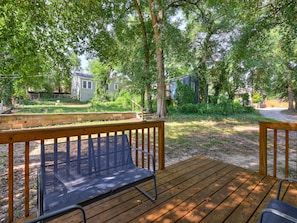 A wooden deck with a bench, surrounded by trees and a grassy yard. - Little Acres: 2 Bedroom Near Hospitals (Augusta)