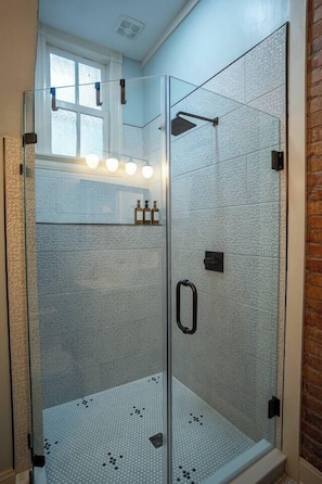 Shower, towels - Allergy-friendly, historic home (Augusta)