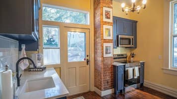 冰箱、微波炉、烤箱、炉灶