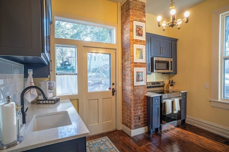 Fridge, microwave, oven, stovetop. Allergy-friendly, historic home