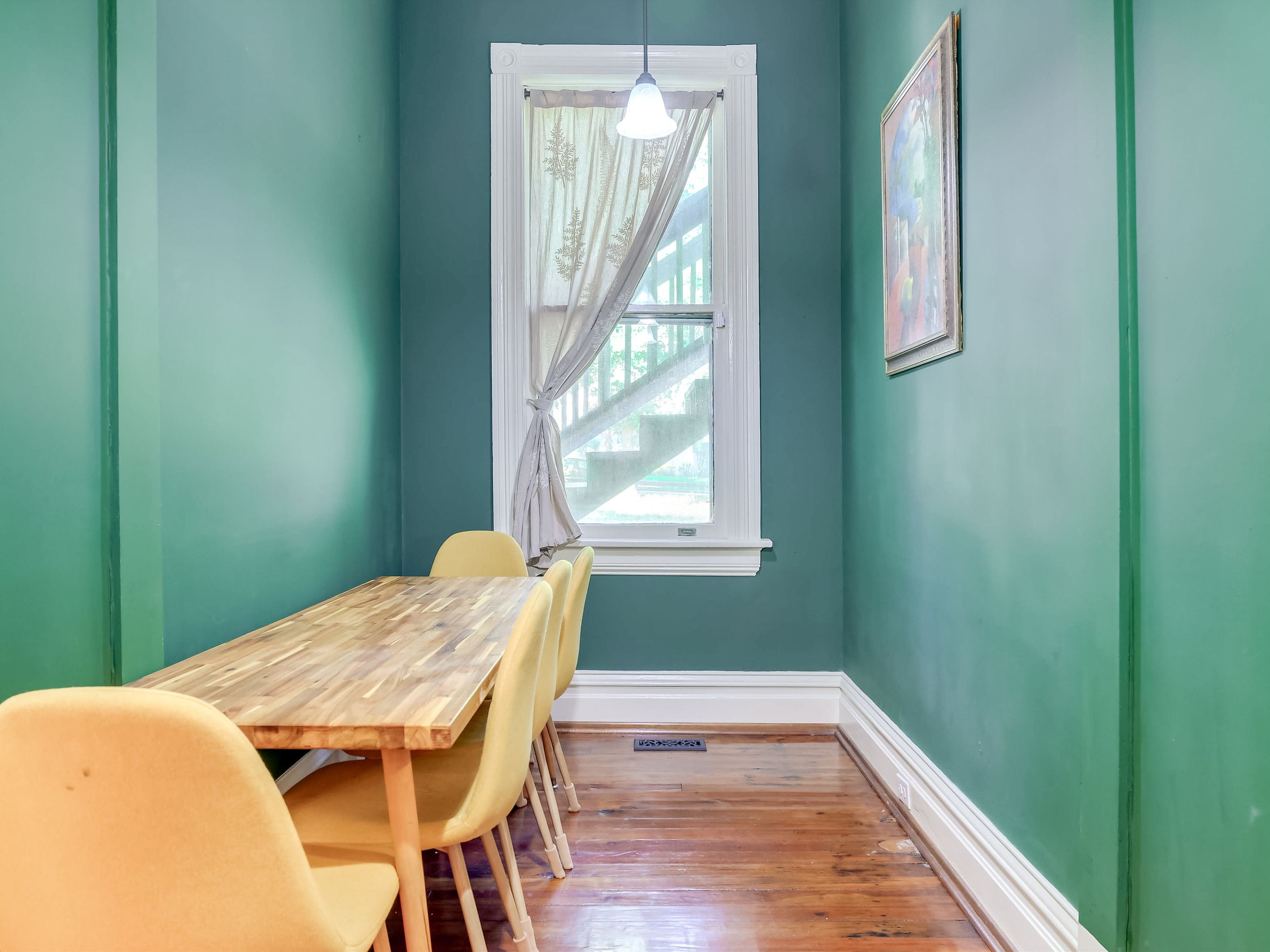 The breakfast nook! The table pulls out so you can seat six people around it.