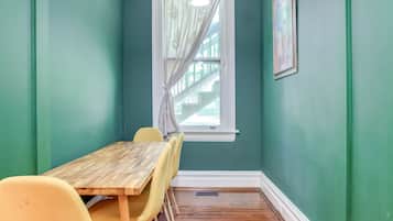 The breakfast nook! The table pulls out so you can seat six people around it.