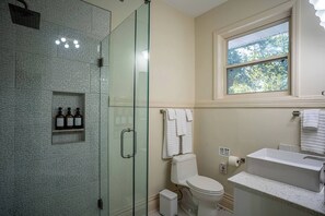 Douche, sèche-cheveux, serviettes fournies