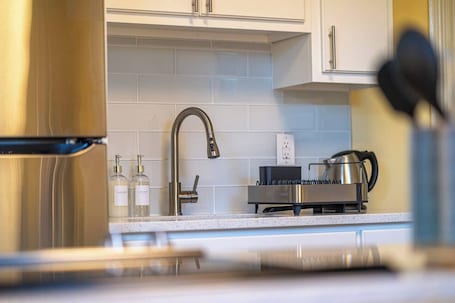Fridge, microwave, oven, stovetop. Cheerful, sunny historic stay