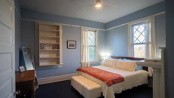 2 bedrooms, desk, iron/ironing board, WiFi