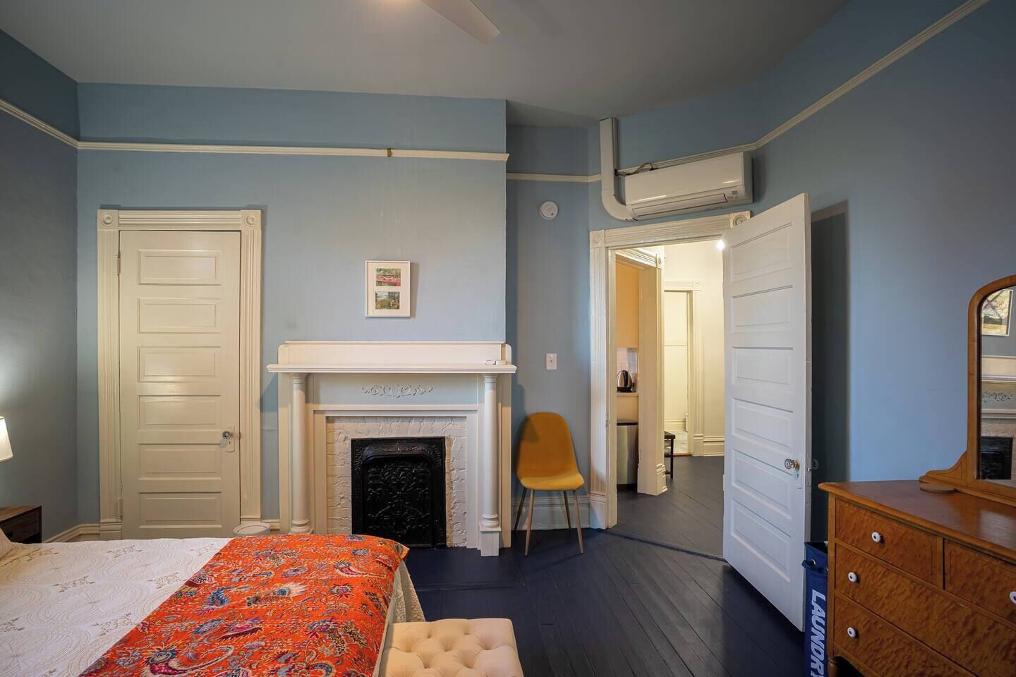 2 bedrooms, desk, iron/ironing board, WiFi