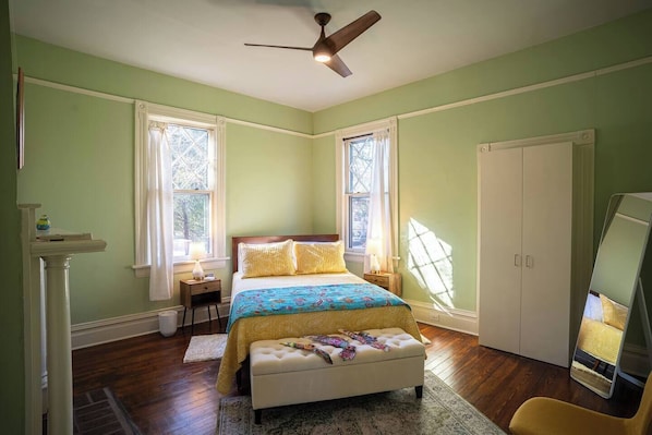 2 bedrooms, desk, iron/ironing board, WiFi