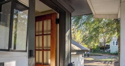 Cheerful, sunny historic stay