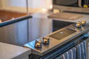 Een moderne keuken met een geïntegreerde inductiekookplaat en een magnetron.