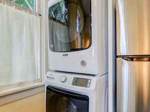 The apartment has a washer and dryer. Laundry supplies are included - Sand Hills: Medical District, Historic Summerville (Augusta)