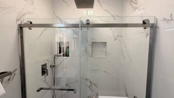 Sèche-cheveux, serviettes fournies, savon, shampoing