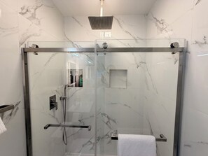 Haartrockner, Handtücher, Seife, Shampoo