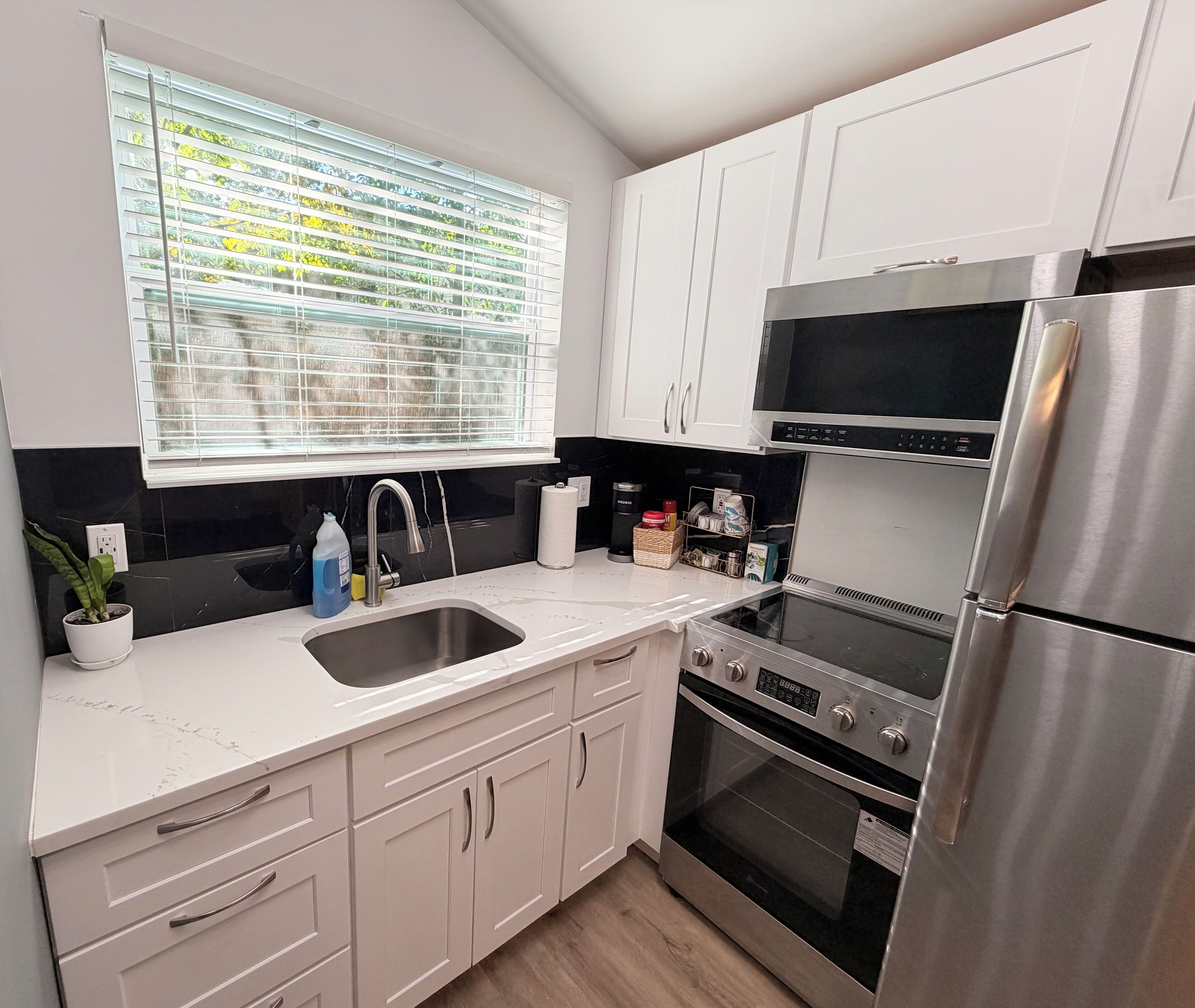 冷蔵庫、電子レンジ、オーブン、コンロ