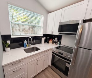 Kühlschrank, Mikrowelle, Ofen, Herdplatte