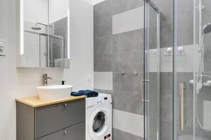 Articles de toilette gratuits, sĂšche-cheveux, serviettes fournies