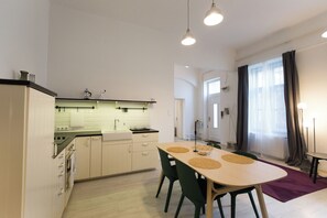 Køleskab, mikrobølgeovn, ovn, kogeplade