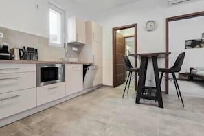 Fridge, microwave, stovetop, dishwasher