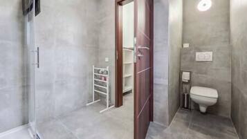 Secador de pelo y toallas