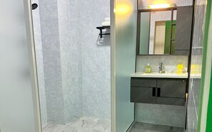 Ropa de cama hipoalergénica, muebles diferentes y escritorio 