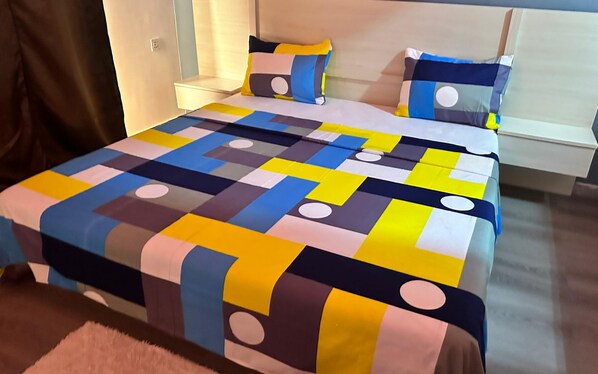 Habitación Deluxe, 1 cama King size, vista al patio | Ropa de cama hipoalergénica, muebles diferentes y escritorio 