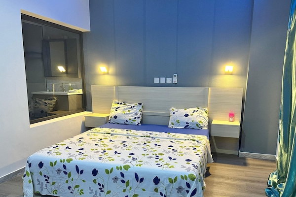 Business Room, 1 King Bed | Hypo-allergenic bedding, individually furnished, desk, laptop workspace