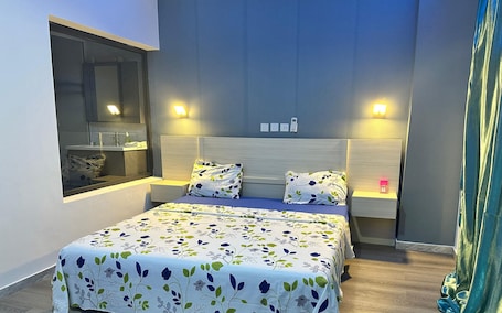 Business Room, 1 King Bed | Hypo-allergenic bedding, individually furnished, desk, laptop workspace