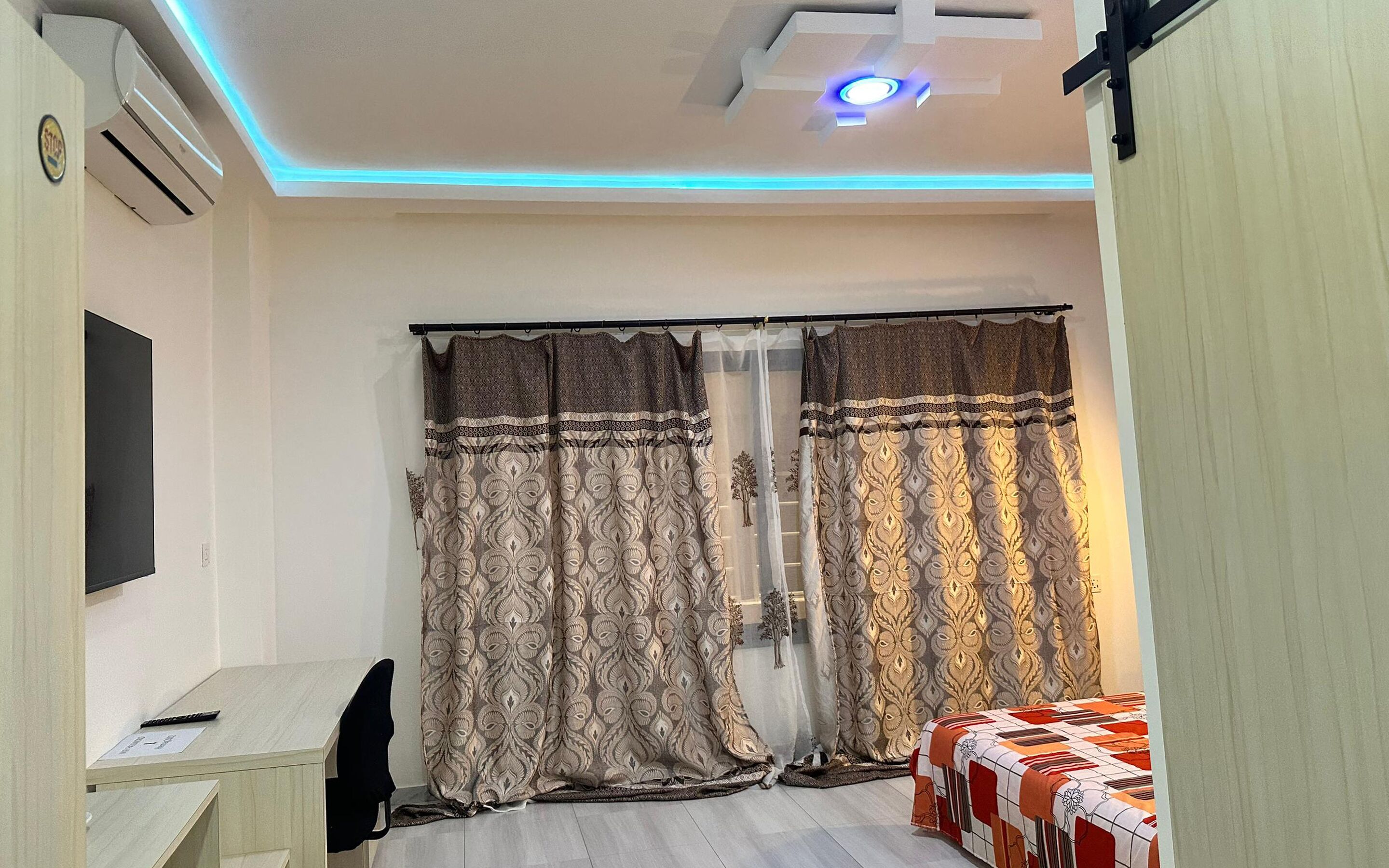 Executive Room, 1 King Bed, City View | Hypo-allergenic bedding available, desk, laptop workspace, WiFi (free)