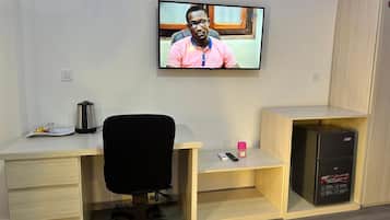 Business Room, 1 King Bed | Hypo-allergenic bedding, individually furnished, desk, laptop workspace