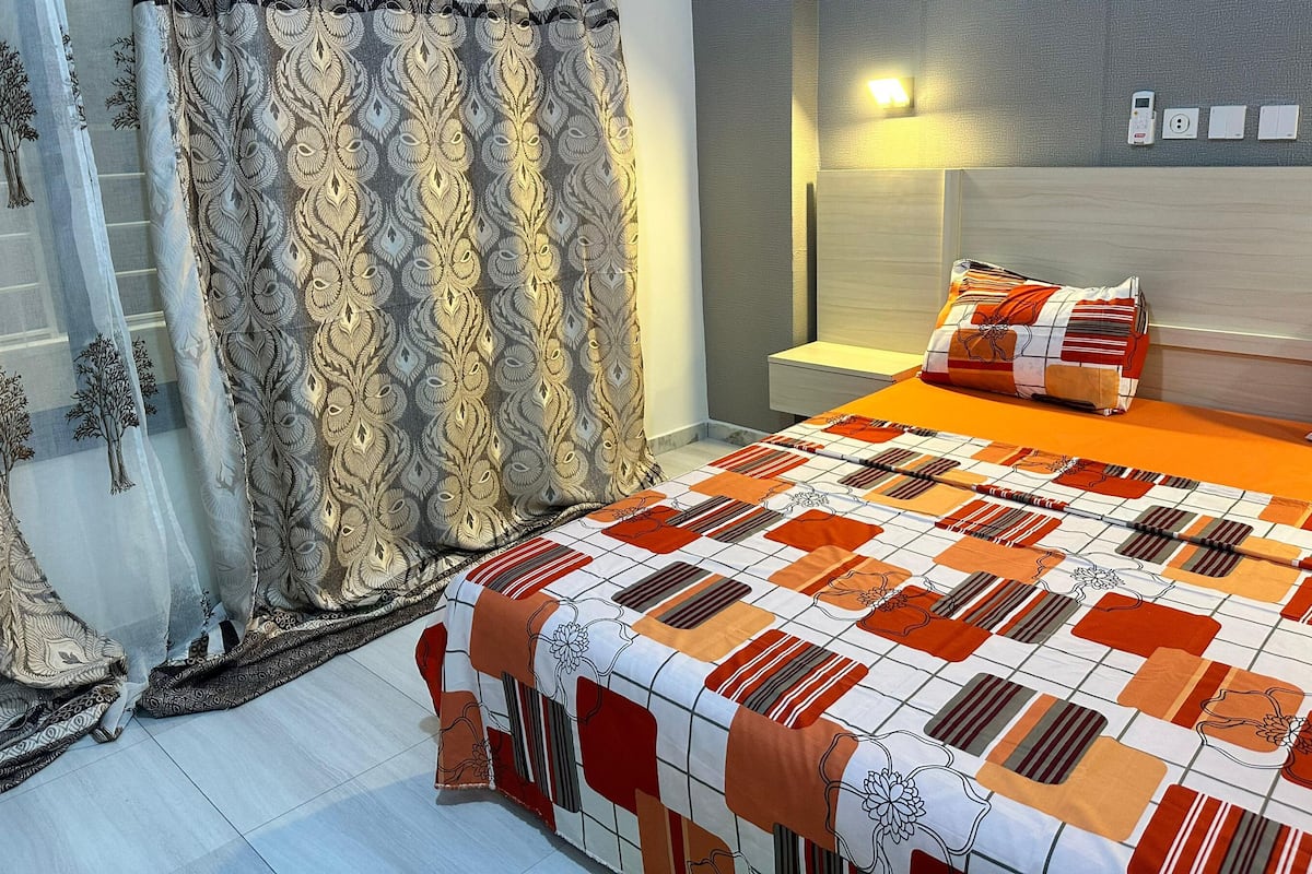 Habitación ejecutiva, 1 cama de matrimonio grande, vistas a la ciudad | Ropa de cama hipoalergénica, mobiliario individual, escritorio
