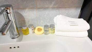 Dusche, kostenlose Toilettenartikel, Handtücher, Seife