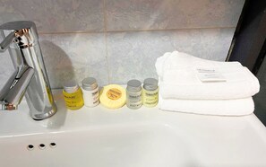 Dusche, kostenlose Toilettenartikel, Handtücher, Seife