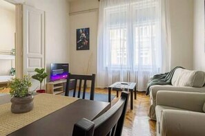TV - Gentleman Apartment Budapest (Budapest)
